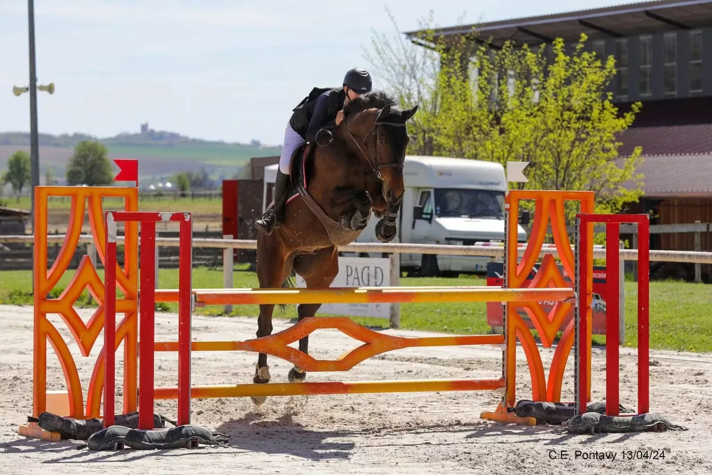 Cavalier en compétition de saut d'obstacles au Haras du Rochastier