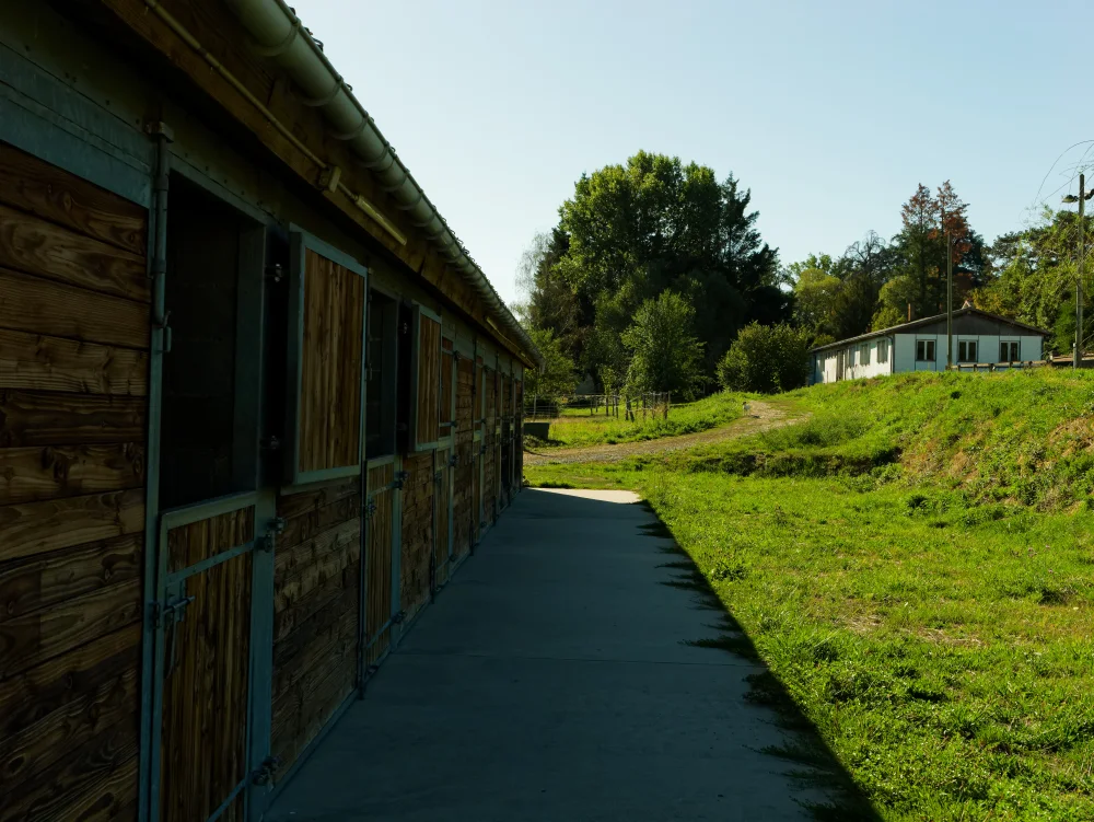Rangée de boxes des écuries du haras